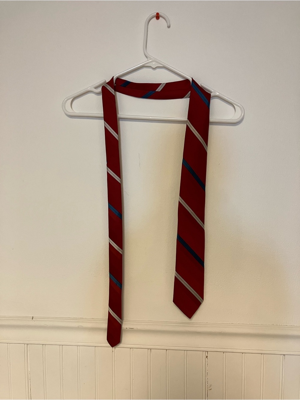 Modern Red Striped Men's Tie with Blue Accent